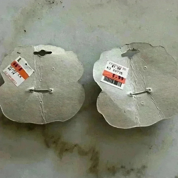 2 vintage plastic Christmas brooches (Santa and Christmas tree) - Picture 3 of 3